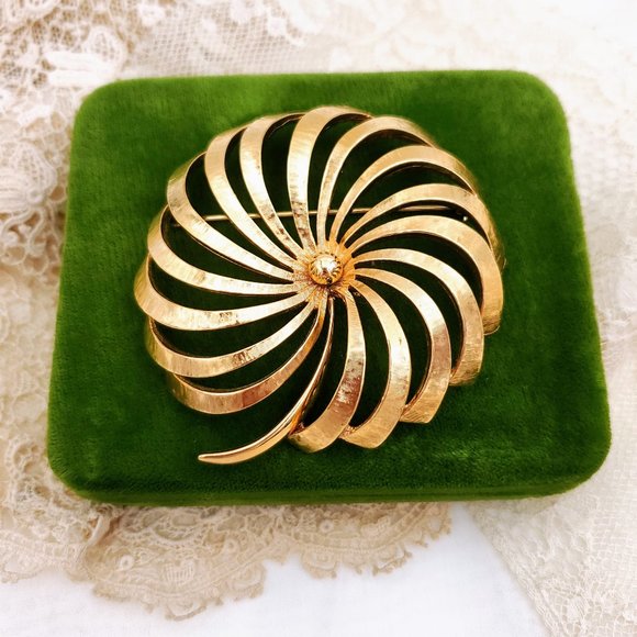 Monet Signed Gold Tone Brooch, Vintage Large Flower Pinwheel Pin - Picture 1 of 10